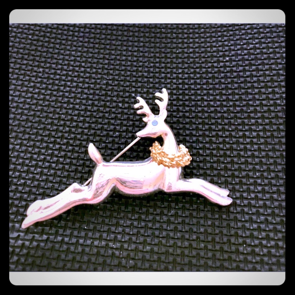 🐾 Gorgeous vintage reindeer pin